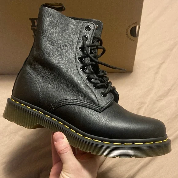 Women’s Dr. Martens 1460 Pascal size 8 - Picture 6 of 9